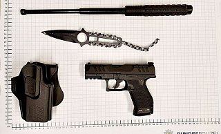 Diese Waffen trug der Tatverdächtige (40) bei sich, als die Beamten den Mann am Hauptbahnhof Bielefeld überprüften. - Polizei