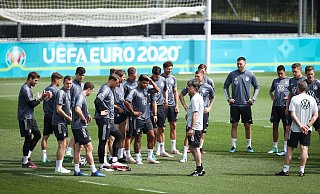Kombination aus angespannter Arbeit und lockeren Übungen: Bundestrainer Joachim Löw (M) leitet das Training seiner Mannschaft. - Foto: Christian Charisius/dpa
