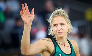 Noch bleibt sie im Turnier in Hambuirg: Laura Ludwig - Gregor Fischer/dpa