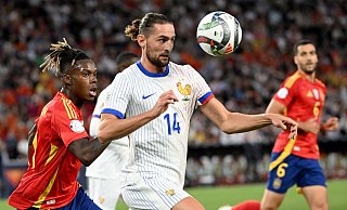 Der Franzose Adrien Rabiot (M) kritisiert den Plan für ein italienisches Ligaspiel in Australien. - Marijan Murat/dpa