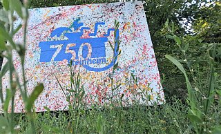 Wo man auch hinschaut, in der Emmerstadt weisen derzeit viele Eyecatcher auf das große Stadtjubiläum hin – auch in den Emmerauen: Amelie Waldhoff und Lennart Baier, 15 und 14 Jahre alt, haben dem Steinheimer Fest gleich ein ganzes Bild mit bunten Acrylfarben gewidmet. Fotos: Madita Schellenberg - Madita Schellenberg