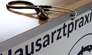 Für Hausärztinnen und Hausärzte sollen Obergrenzen bei der Vergütung (Budgets) aufgehoben werden - wie schon für Kinderärzte. - Stephan Jansen/dpa