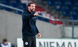 Arminia-Trainer Mitch Kniat durfte sich in Hannover über den zweiten Sieg in Serie freuen. - IMAGO/Noah Wedel