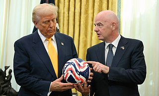 US-Präsident Donald Trump und FIFA-Präsident Gianni Infantino kommen gut miteinander klar. - Uncredited/Pool/AP/dpa
