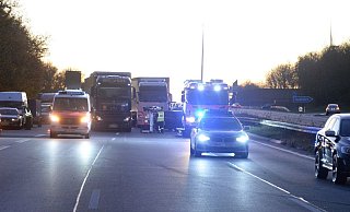 Drei Fahrspuren der Autobahn 2 mussten über Stunden gesperrt werden. Später kam es dann bei Gütersloh sogar zu einer Vollsperrung. - Andreas Eickhoff