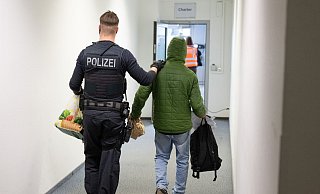 Vor allem die Grünen hatten sich bei den Verhandlungen über das sogenannte Rückführungsverbesserungsgesetz der Ampel-Koalition für den Anspruch auf einen Pflichtanwalt bei Abschiebehaft und Ausreisegewahrsam eingesetzt. (Archivfoto) - Boris Roessler/dpa