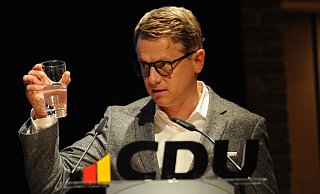 "Die Arbeit der schwarz-roten Bundesregierung: Sekt oder Selters": Unter dieses Motto hatte CDU-Generalsekretär Carsten Linnemann seine Rede beim Parteitag der CDU Minden-Lübbecke in Espelkamp gestellt. - Joern Spreen-Ledebur
