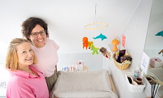 Kindersöckchen und ein Mobilé: Julia Wüste (l.) und Alexandra Münstermann sorgen für eine entspannte Atmosphäre. - Mike-Dennis Müller / www.mdm.photo