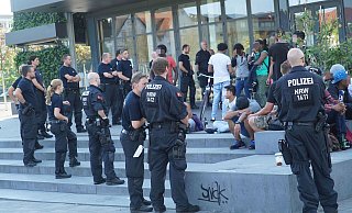 Große Razzien wie diese am Kesselbrink wird es weniger geben. Die neue Soko Innenstadt setzt auf permanente Störung der kriminellen Szenen. - Christian Geisler
