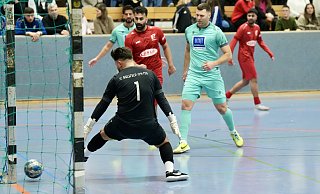 SCB-Keeper Arian Keller und Türk Sports Muhammet-Ali Özel verfolgen gespannt den Weg des Balls. - Peter Unger