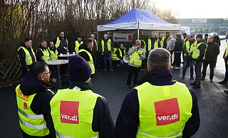 Mitarbeiter des Padersprinters streiken vor dem Betriebsgebäude in Paderborn. - Felix Schwien Mitarbeiter des Padersprinters streiken vor dem Betriebsgebäude in Paderborn. - Felix Schwien