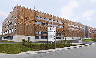 Die zweistöckige Produktionshalle B7 in Kirchlengern steht seit 2017. - Hettich