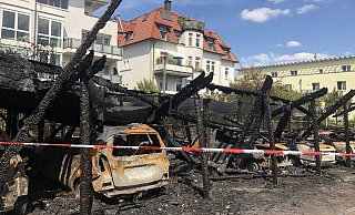 Die Kripo sucht die Ursache für den Fahrzeugbrand. - mahncke