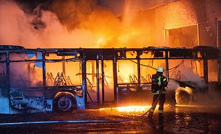 Mehr als 100 Feuerwehrleute bekämpften den Brand. Die Werkshalle ging in Flammen auf - inklusive acht Busse. - Christian Mathiesen