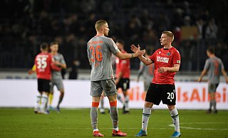 Hannovers Philipp Ochs (r.) und Paderborns Felix Platte klatschen nach dem Spiel ab. Es war ein am Ende gerechtes Unentschieden. - picture alliance/dpa