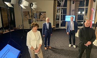 Vom Parkhotel aus stellten (v. l.) Initiatorin Sylvia Schubert, Moderator Manfred Müller, Bürgermeister Ulrich Lange und Berater Joachim Will die City-Outlet-Idee der Öffentlichkeit vor. - Jens Reddeker
