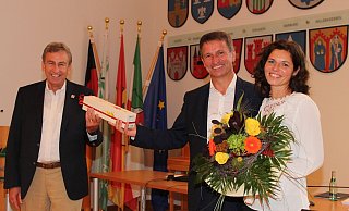 Gratulation vom Vorgänger: Friedhelm Spieker (v. l.) überreicht Geschenke an Michael Stickeln und Ehefrau Kristina. - Manuela Puls