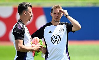 Bundestrainer Julian Nagelsmann (l) und Co-Trainer Sandro Wagner haben in der Angriffsfrage die Qual der Wahl. - Federico Gambarini/dpa