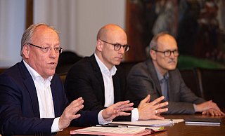 Das Triumvirat bei der Pressekonferenz: (v.l.) OB Pit Clausen, Sozialdezernent Ingo Nürnberger und Peter Schmid, Leiter des Gesundheitsamtes. - Mike-Dennis Müller
