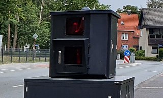 Seit rund eineinhalb Jahren ist der Blitzer bereits im Dienste der Stadt Gütersloh. Wöchentlich wechselt das Gerät seinen Standort, wenn es nicht gerade auflädt oder sich von Attacken erholen muss. - Irja Most (Archiv)