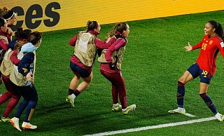 Spaniens Salma Paralluelo (r) feiert mit ihren Teamkolleginnen nach einem Tor ihrer Mannschaft. - Abbie Parr/AP/dpa