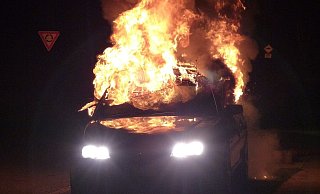 An der Fritz-Reuter-Straße brannte am frühen Dienstagmorgen wieder ein Fahrzeug. Die Polizei sucht dringend Zeugen. - Symbolfoto: Pixabay / Creative Commons