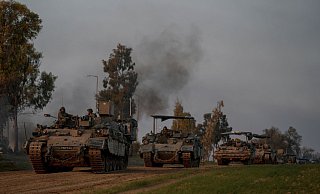Ein Konvoi gepanzerter Mannschaftstransporter (APC) der israelischen Armee bewegt sich in der Nähe der Grenze zwischen Israel und dem Gazastreifen im Süden Israels. - Leo Correa/AP/dpa