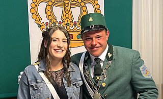 Julian Dissen und Laurena Freund sind das neue Königspaar der in Kleinenberger schützen. - Schützen Kleinenberg