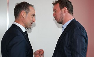 Oliver Mintzlaff (l) hat über den Umgang mit der deutschen Nationalmannschaft und Julian Nagelsmann (r) gesprochen. - Arne Dedert/dpa