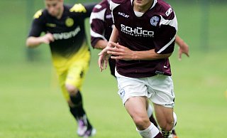 Ein Schwarz-Weiß-Blauer in Bordeauxrot: Max Wilschrey im September 2011 als Nachwuchs-Stürmer der Arminia gegen Borussia Dortmund. Auch der heute 24-Jährige blickt auf seine DSC-Zeit zurück. - BIELEFELD