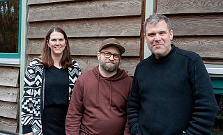 Erste Absprachen: Regisseur Stephan Rumphorst (v. r.), Autor Kristo Šagor und Spielleiterin Kirstin Hunefeld beim Treffen in Bökendorf. - Freilichtbühne Erste Absprachen: Regisseur Stephan Rumphorst (v. r.), Autor Kristo Šagor und Spielleiterin Kirstin Hunefeld beim Treffen in Bökendorf. - Freilichtbühne