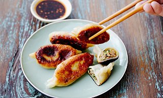Die mit Schweinefleisch, Kohl, Knoblauch und Ingwer gefüllten Jiaozi gelten als Vorläufer von Teigtaschen wie Gyoza aus Japan oder koreanischen Mandu. - asiastreetfood.com/dpa-tmn