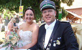Im Mittelpunkt steht das Königspaar Julian und Kerstin Gensicki der Ottenhausener Hubertusschützen. - Burkhard Battran