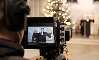 Online statt Präsenz: Superintendent Christian Bald während der Aufnahmen für einen Online-Gottesdienst in der Evangelischen Johanniskirche zu Bielefeld. - Kirchenkreis Bielefeld/Andreas Darkow