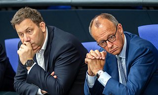 SPD-Chef Lars Klingbeil (l.) und Bundeskanzler Friedrich Merz (CDU) verfolgen die hitzige Debatte: Die Bundesregierung kann sich derzeit nicht auf neue Verfassungsrichter einigen. - Michael Kappeler/dpa SPD-Chef Lars Klingbeil (l.) und Bundeskanzler Friedrich Merz (CDU) verfolgen die hitzige Debatte: Die Bundesregierung kann sich derzeit nicht auf neue Verfassungsrichter einigen. - Michael Kappeler/dpa
