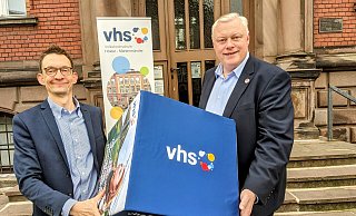 Der neue Volkshochschulleiter Mario Hildebrandt mit Bürgermeister Daniel Hartmann vor dem Haus der VHS. - Burkhard Battran