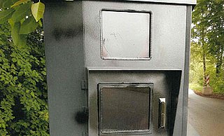 "Moneypenny" wurde mit schwarzer Farbe besprüht. Inzwischen wurde der mobile Blitzer der Stadt Gütersloh gereinigt und kommt schon wieder an anderer Stelle zum Einsatz. - Stadt Gütersloh