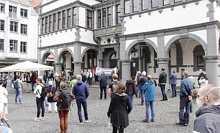 Bereits seit mehreren Wochen gehen Menschen in Paderborn auf die Straße, um gegen Corona-bedingte Einschränkungen und Verschwörungstheorien zu demonstrieren. - Viktoria Bartsch (Archiv)