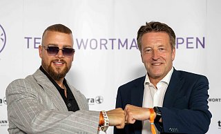 Ralf Weber (r.) freut sich über eine erfolgreiche Tenniswoche in Halle. Am Samstag begrüßte er Deutsch-Rapper und Superstar Kollegah auf der Anlage. - TWO/Valentin Diehl