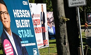 Wahlplakate der Spitzenkandidaten Boris Rhein (CDU), Nancy Faeser (SPD) und Tarek Al-Wazir (Bündnis 90/Die Grünen): Wer macht in Hessen das Rennen? - Arne Dedert/dpa