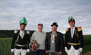 Adjutant Sebastian Bolte (v. l.), Königin Manuela Rottländer, Schützenkönig Bernd Rottländer und Oberst Dirk Kaufmann steht die Freude im Gesicht. - Schützengilde Beller