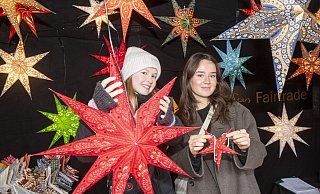 Clara Wrede (18) und Marie Wulfmeyer (18) verkaufen am Stand von "Just Stars" Sterne aus Papier. - Jörg Dieckmann