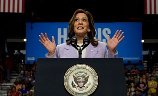Harris greift in der Glücksspiel-Stadt Las Vegas einen Vorschlag Trumps auf. - Julia Nikhinson/AP/dpa