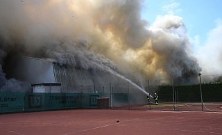 Die Feuerwehr brachte das Feuer mit vereinten Kräften unter Kontrolle. - Andreas Eickhoff