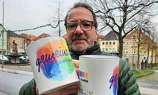 Zum Weihnachtsmarkt in der Neustadt im Vorjahr hatte Wilm Pollmann von der Lenkungsgruppe der Warburger Hanse eigens aufgelegte Tassen vorgestellt. Mit der Aufschrift „Gemeinsam mehr wert“ werben sie für Warburg. - Dieter Scholz/Archiv