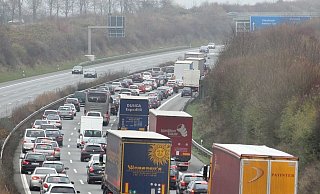 Der Verkehr staute sich. (Symbolbild) - Frank-Michael Kiel-Steinkamp