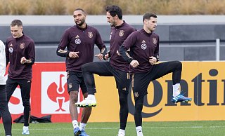 Mats Hummels (2.v.r) ist vor dem Türkei-Länderspiel zurück im Mannschaftstraining. - Jürgen Kessler/dpa