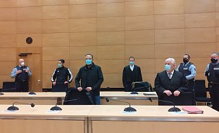 Vor der Urteilsverkündung: Der 34-Jährige steht rechts, dann folgt sein Strafverteidiger Tobias Diedrich, dann der 32-Jährige mit seinem Anwalt Martin Lindemann. - Jobst Lüdeking