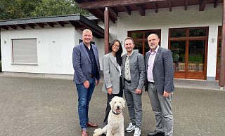 Christoph Wittler (Bad Wünnenberg Touristik, l.) und Bürgermeister Christian Carl (r.) freuen sich gemeinsam mit den neuen Pächtern Yanfei und Fabian Grünsteidl und Hund Harry auf die Wiedereröffnung des Ausflugslokals. - Stadt Bad Wünnenberg