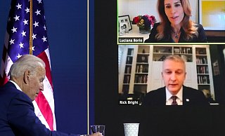 Joe Biden (l.) bespricht sich mit mit Mitgliedern seines Corona-Krisenstabs, der Ärztin und Covid-19-Expertin Luciana Borio sowie dem von Trump geschassten Ex-Direktor der US-Behörde BARDA, Rick Bright. - REUTERS